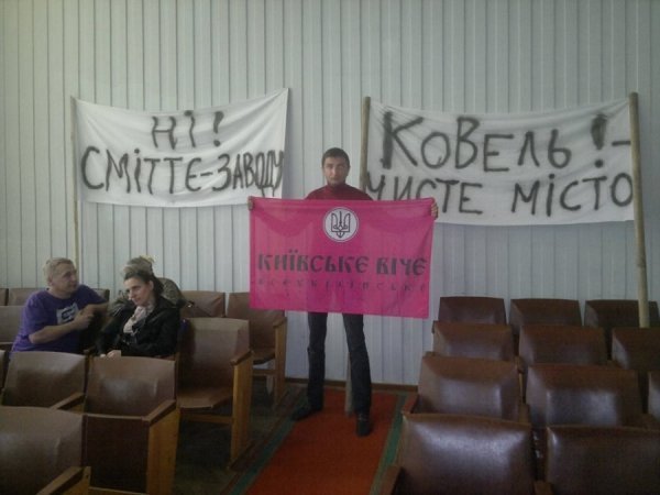 У Ковелі люди штурмували міськраду. ФОТО. ДОПОВНЕНО