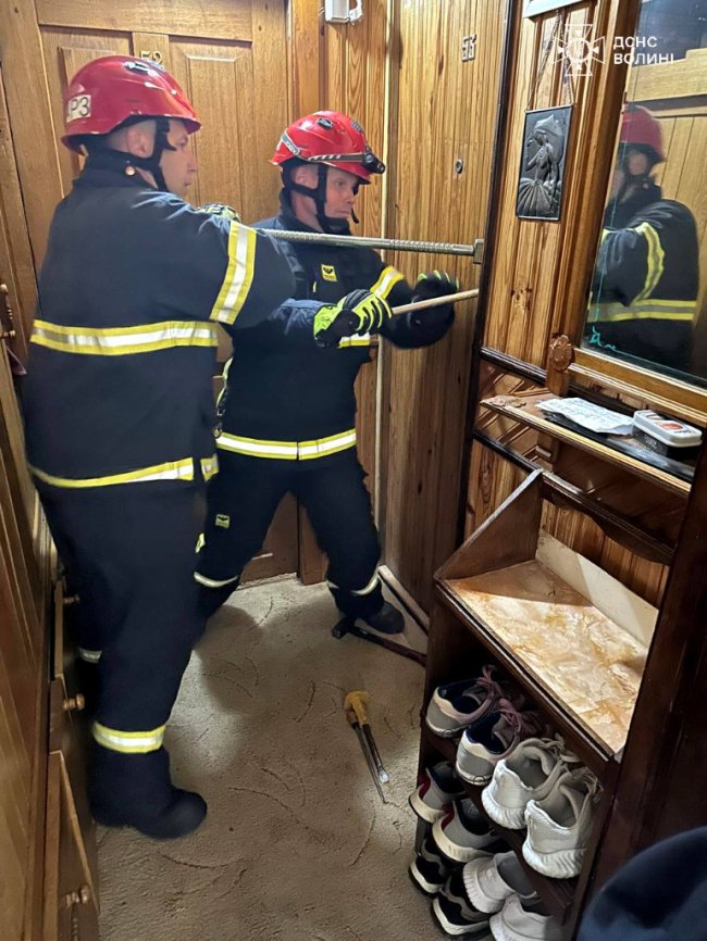 У Луцьку із замкненої квартири врятували чоловіка, який потребував медичної допомоги. ФОТО