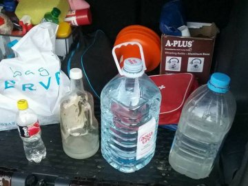 Луцькі муніципали вилучили більше 10 літрів сурогату