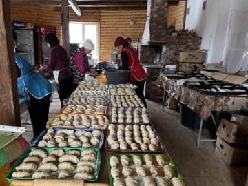 Волинянки готують військовим борщі-голубці і підібрали Путіну костюм на смерть. ФОТО