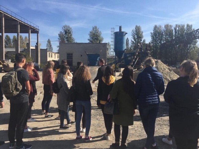 Луцькі студенти «намалювали» портрет керівника «Інвестора»*