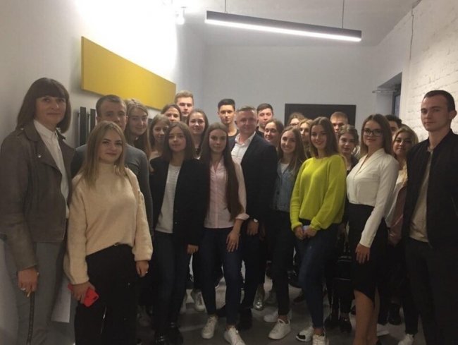 Луцькі студенти «намалювали» портрет керівника «Інвестора»*