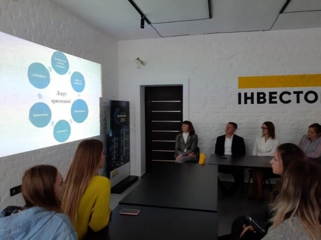 Луцькі студенти «намалювали» портрет керівника «Інвестора»*