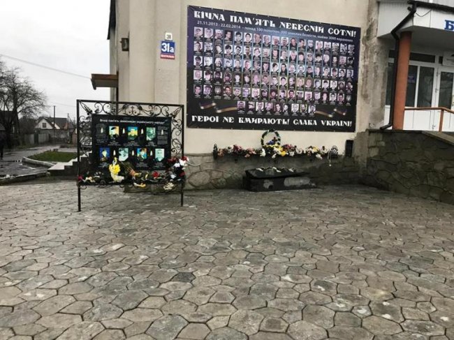 У Ратному завершили облаштування Стенду Героїв 