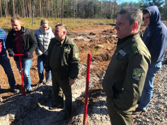 Користь для довкілля і «тімбілдингу»: фірма з Луцька у вихідний висадила гектар лісу. ФОТО