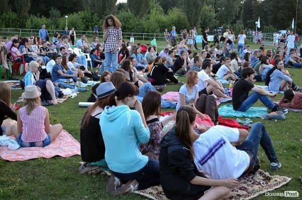 Дві сотні лучан дивилися кіно просто неба. ФОТО