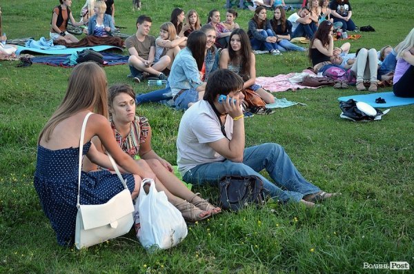 Дві сотні лучан дивилися кіно просто неба. ФОТО