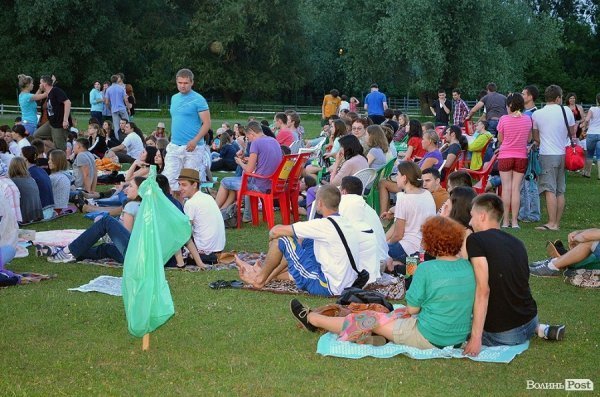 Дві сотні лучан дивилися кіно просто неба. ФОТО