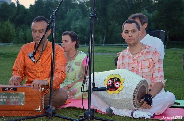 Дві сотні лучан дивилися кіно просто неба. ФОТО