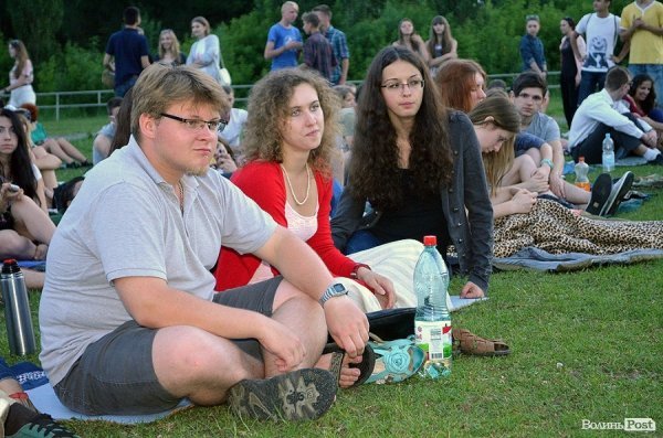 Дві сотні лучан дивилися кіно просто неба. ФОТО