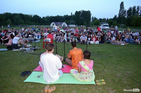 Дві сотні лучан дивилися кіно просто неба. ФОТО