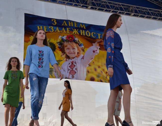 У центрі Луцька дефілювали моделі у вишиванках. ФОТО