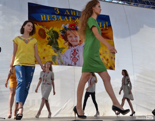 У центрі Луцька дефілювали моделі у вишиванках. ФОТО