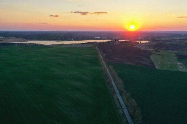 Край неба палає: захопливий захід сонця у волинському селі. ФОТО