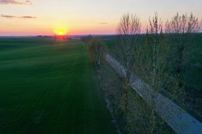 Край неба палає: захопливий захід сонця у волинському селі. ФОТО