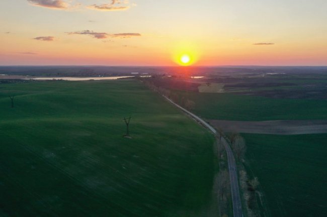 Край неба палає: захопливий захід сонця у волинському селі. ФОТО