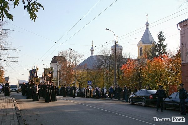 Вулицями Луцька пронесли чудотворні ікони та мощі святих. ФОТО