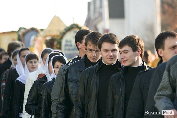 Вулицями Луцька пронесли чудотворні ікони та мощі святих. ФОТО