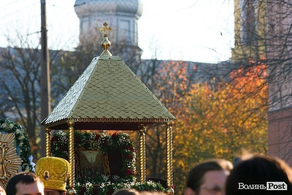 Вулицями Луцька пронесли чудотворні ікони та мощі святих. ФОТО