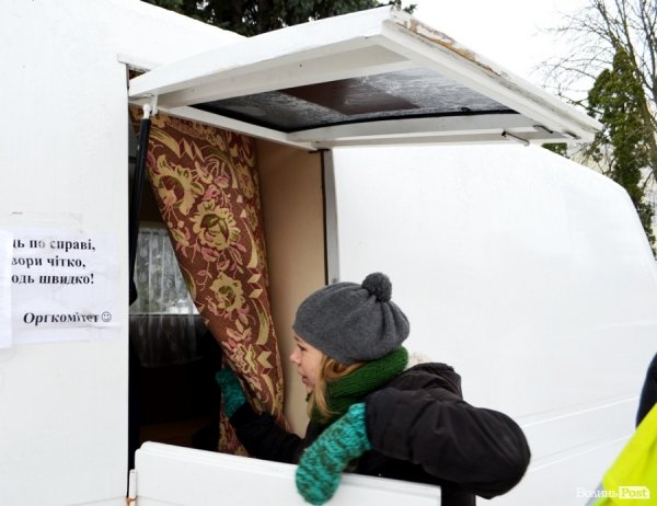 Зима прийшла: луцький Євромайдан мало не знесло вітром. ФОТО