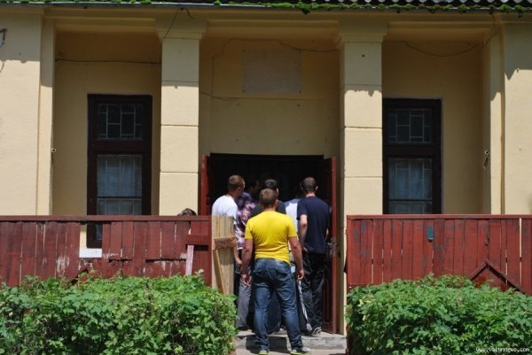 «Бої» за партійний офіс в Луцьку: виламані двері, вирвані замки. ФОТО. ВІДЕО