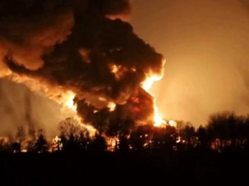У Василькові  – бої за аеропорт, триває велика пожежа на нафтобазі