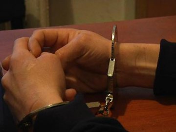 Затримали чоловіка, який зі зброєю намагався викрасти автомобіль депутата Волиньради