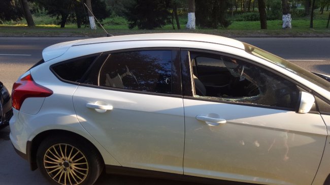 У центрі Луцька серед білого дня обікрали машину