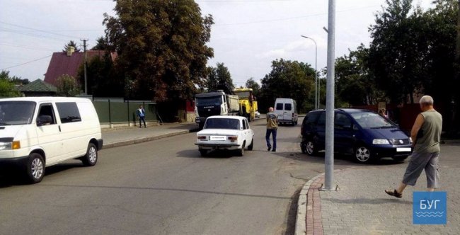 На Волині «жигуль» «врізався» в авто з дитиною