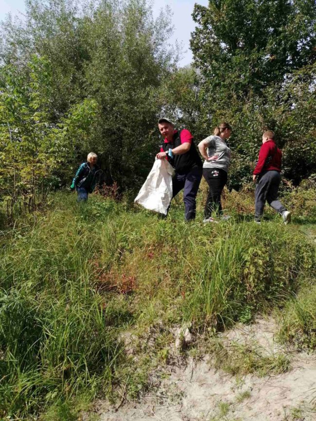 Зібрали 50 мішків сміття: небайдужі волиняни розчистили берег річки. ФОТО 
