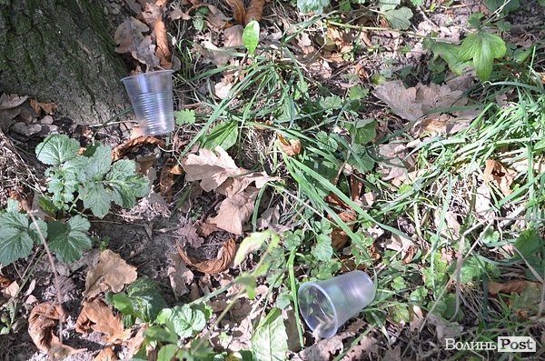 Луцький парк перетворився на смітник, бо нікому доглядати. ФОТО