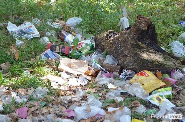 Луцький парк перетворився на смітник, бо нікому доглядати. ФОТО