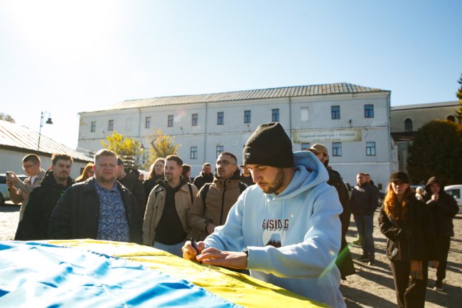 У Луцьку хор «Гомін» і TEATR.org.ua передали 25 автомобілів для ЗСУ