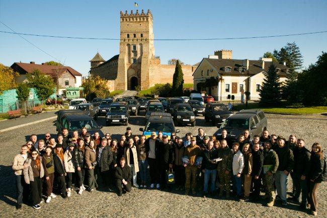 У Луцьку хор «Гомін» і TEATR.org.ua передали 25 автомобілів для ЗСУ