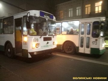 У центрі Луцька автомобіль Subaru врізався у тролейбус. ФОТО