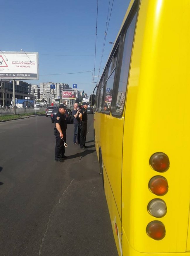 Водій луцької маршрутки проїхав на «червоний» на очах у патрульних. ФОТО