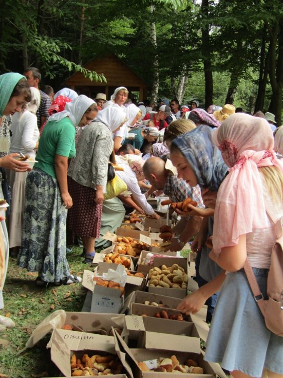 Священники та парафіяни Шацького благочиння нагодували учасників міжнародного хресного ходу. ФОТО 