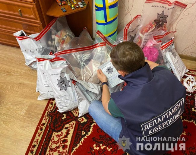 Знімали порно з дівчатками 6 і 9 років: у Києві затримали жінок, які розбещували своїх доньок 