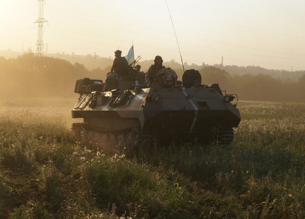 Стрілянина, вибухи, дим. Фото з передової