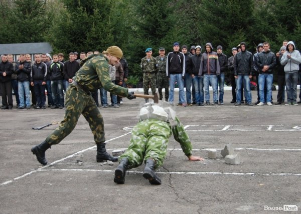Як волинських юнаків проводжали в армію. ФОТО