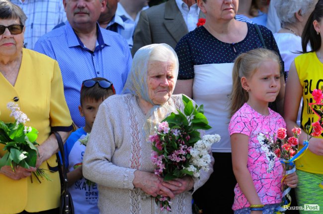 З маками і трояндами: у Луцьку відзначили річницю перемоги над нацизмом. ФОТО