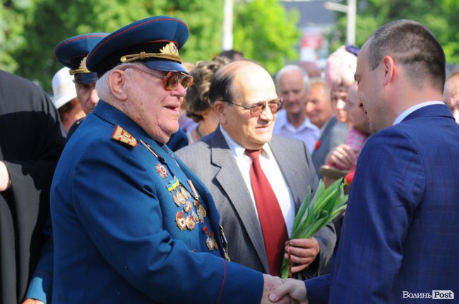 З маками і трояндами: у Луцьку відзначили річницю перемоги над нацизмом. ФОТО