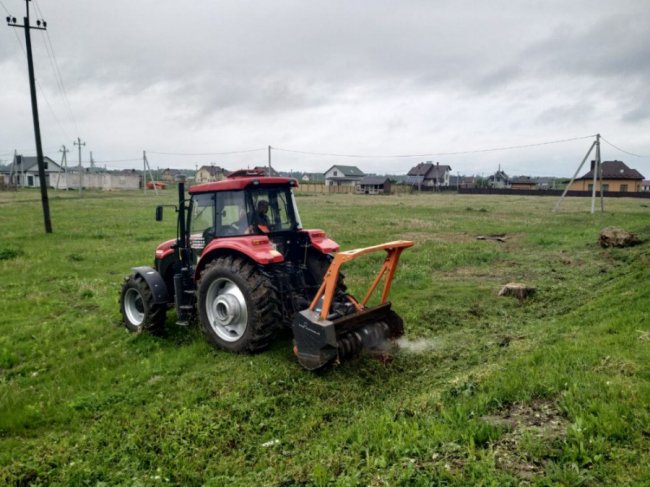 У селі поблизу Луцька прибирають узбіччя за допомогою диво-техніки. ФОТО
