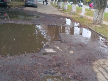 У центрі Луцька – понищений тротуар. ФОТО