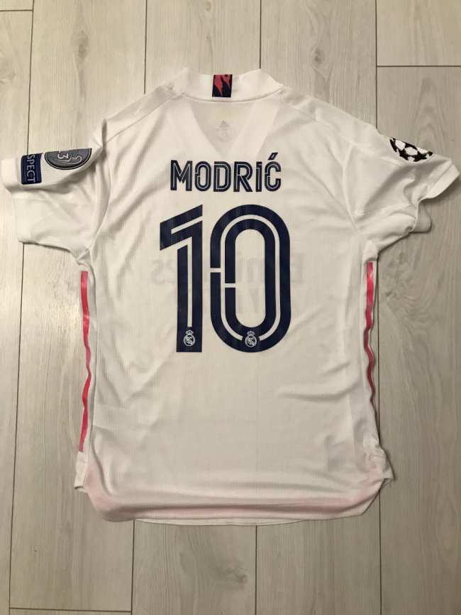 Зінченко, Модрич, Магвайр: лучанин колекціонує футболки відомих футболістів. ФОТО