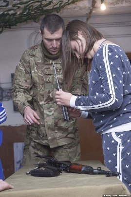 Волинських школярів навчали  складати та розбирати бойовий автомат. ФОТО. ВІДЕО