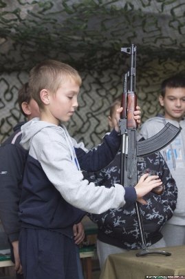 Волинських школярів навчали  складати та розбирати бойовий автомат. ФОТО. ВІДЕО