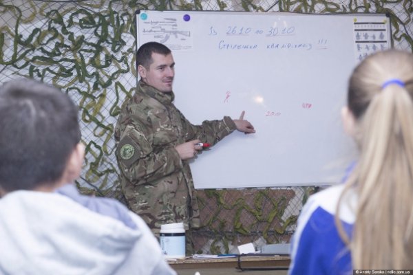 Волинських школярів навчали  складати та розбирати бойовий автомат. ФОТО. ВІДЕО