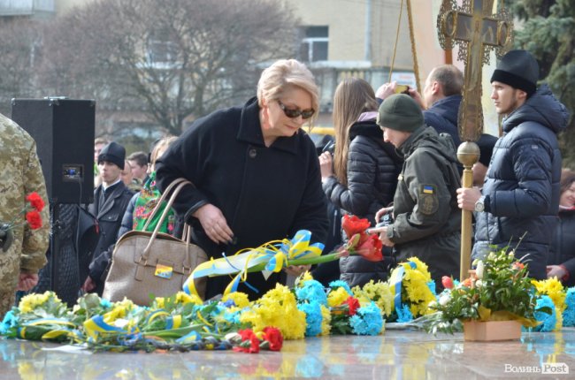 У Луцьку поклали квіти до пам’ятника Шевченку. ФОТО
