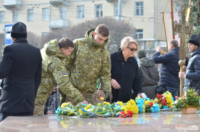 У Луцьку поклали квіти до пам’ятника Шевченку. ФОТО